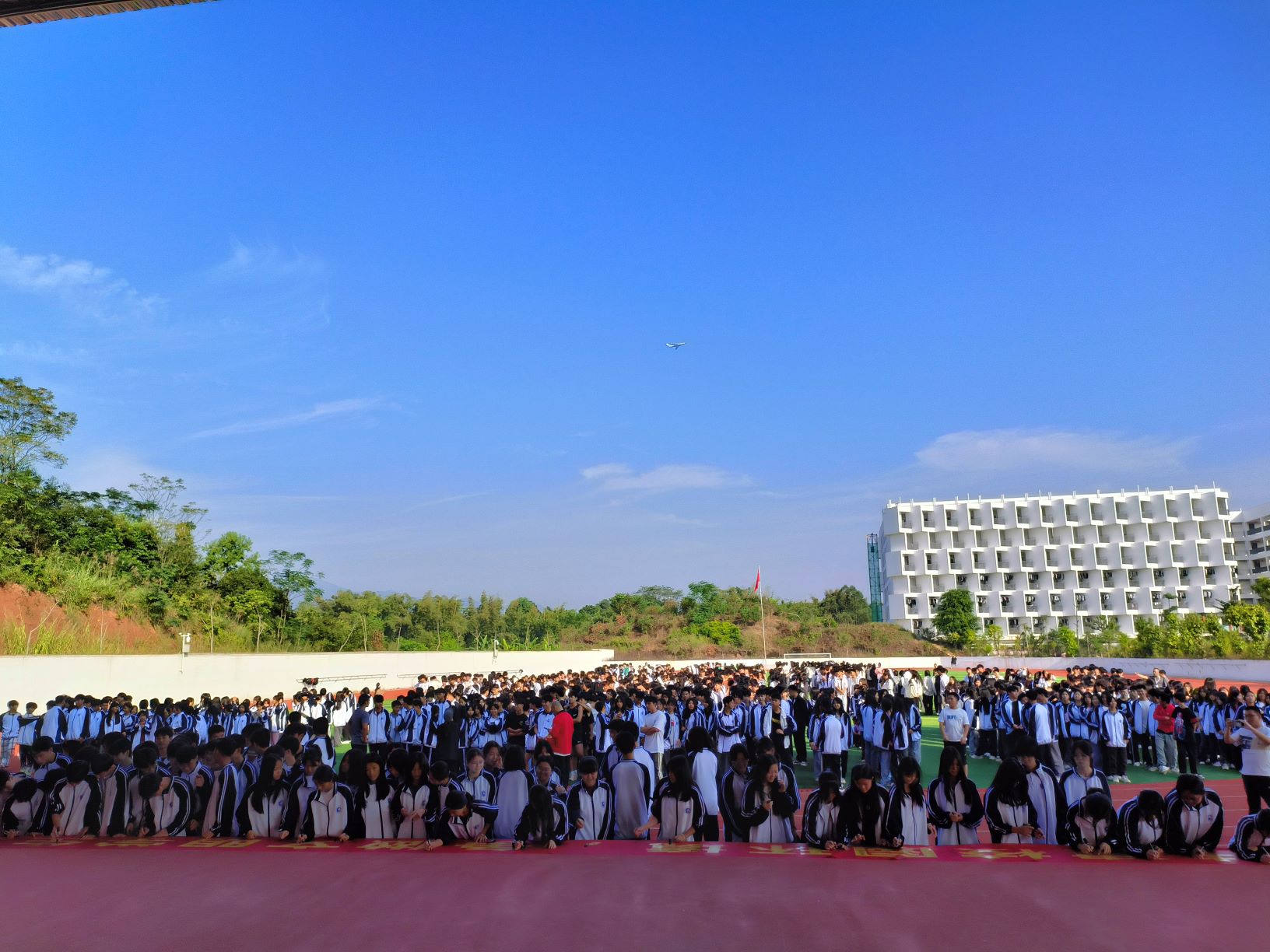 乐鱼网页版登录入口-乐鱼(中国)开展＂爱护校园环境，共建文明校园＂主题活动签名仪式