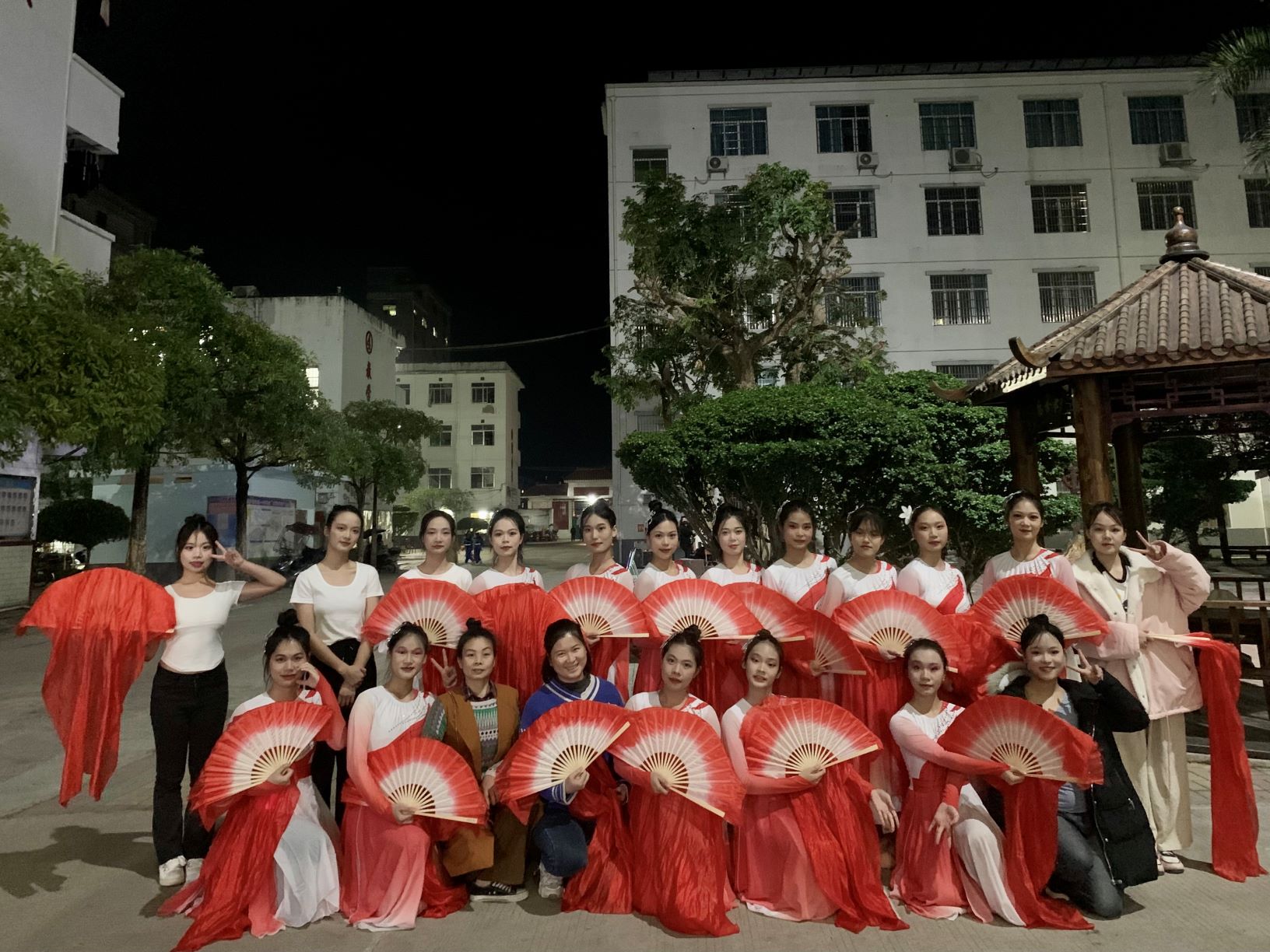 乐鱼网页版登录入口-乐鱼(中国)到木乐一中绘画展示、参与晚会表演