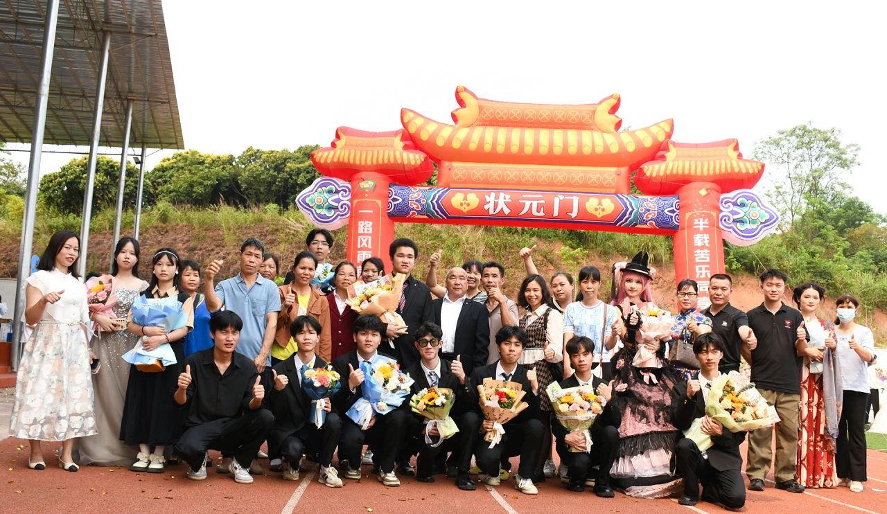 实现报效祖国的远大理想和抱负，我校隆重举行“十八而至正青春，挺膺奋进新征程”——2024届成人典礼仪式 丨 乐鱼网页版登录入口-乐鱼(中国)